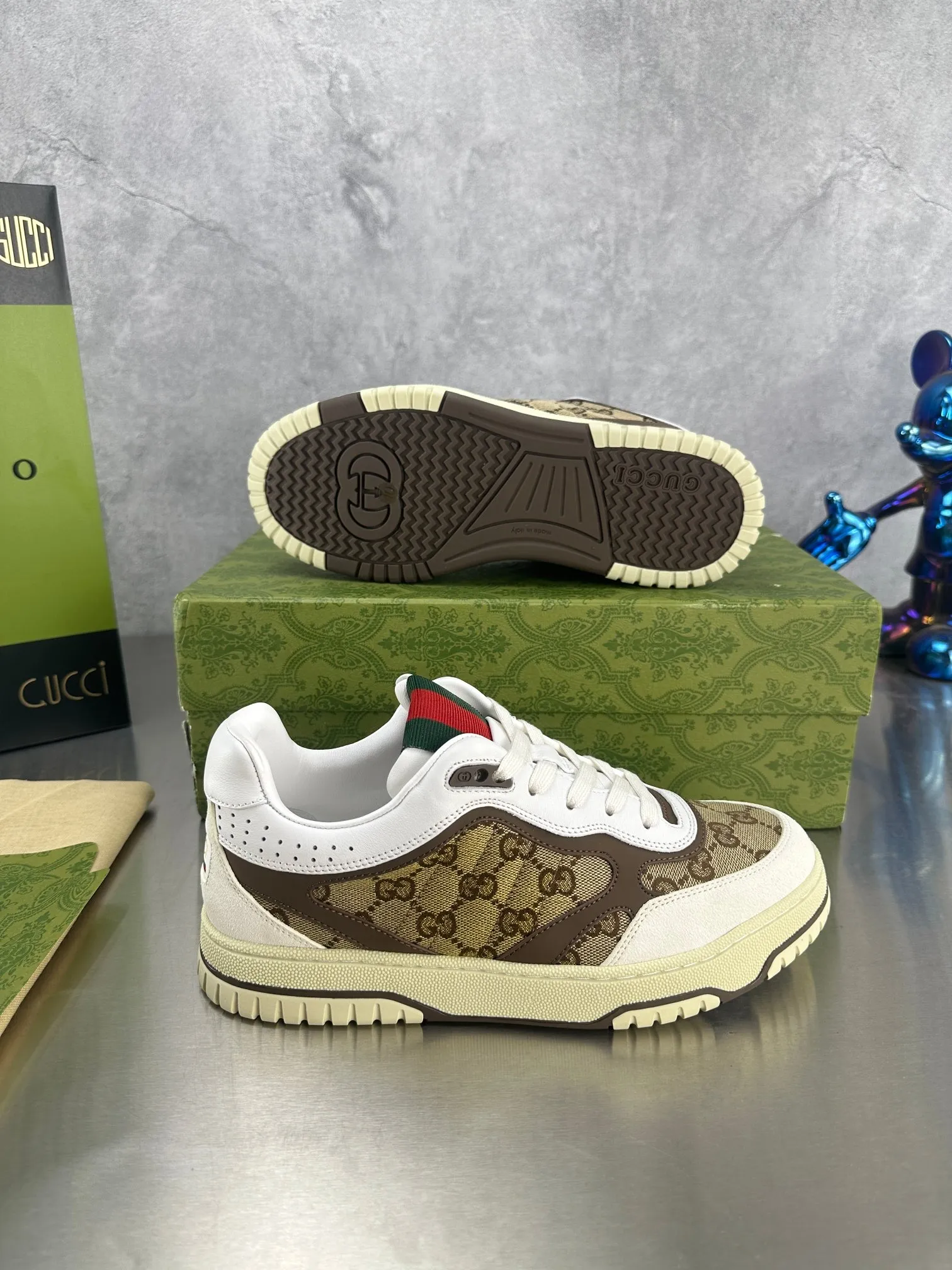 👟👟Ex-factory price 600👟👟 Gucci's latest hot-selling series of high and low-cut distressed couple's sneakers are shipped. The original version is purchased, developed and manufactured. This high-low top sneaker adopts a basketball-style silhouette design, cleverly integrated with hollow panels and distressed effects, showing its unique ingenuity. The ingenuity incorporates brand logo details such as interlocking Double G styling accessories and Gucci lettering, a low-key tribute to the brand's design heritage. Exquisite packaging at the delivery counter 🛍📦 ▪️ Fabric: Original customized imported first-layer cowhide ▪️ Inner lining: Imported first-layer cowhide ▪️ Sole: Original molded TPU sole ▪️ Sole thickness: 3cm ▪️ Size: 35-46 (Male 38 46 customized)